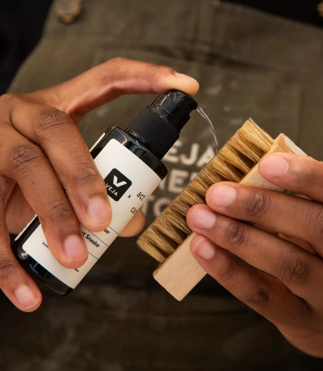 SNEAKER CLEANSER x ACT OF CARING>VEJA Flash Sale
